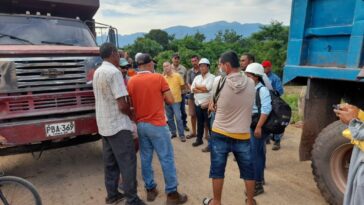 Volqueteros de la ‘Ruta Folclórica’ cierran paso de la obra en Villanueva en protesta por pagos atrasados