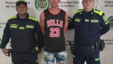 Dos agentes de la Policía Nacional custodian al procesado de 21 años, investigado por el delito de homicidio.