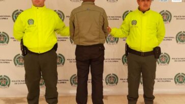 En la fotografía aparece el capturado junto a dos agentes de la Policía Nacional. En la parte superior está un banner de la Policía Nacional