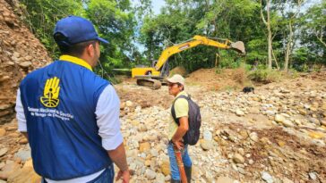 Administración departamental trabaja en la canalización y remoción de escombros en Caño Seco, tras avalancha en Villanueva