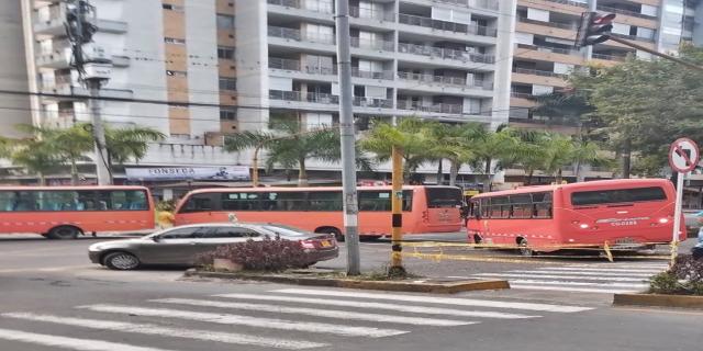 Bloqueo de busetas Av. Guabinal con calle 76