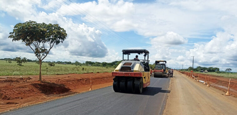 Fotografía de trabajos de pavimentación en la Transversal de la Altillanura entre Meta y Vichada.