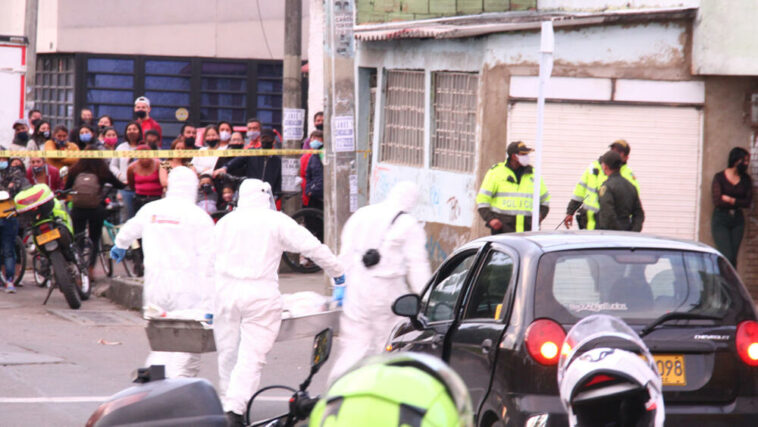 Balean a hombre mientras departía en un bar de Soacha La víctima del crimen a bala fue identificada por las autoridades como Luis Carlos González, de 63 años, y quien vivía en el barrio San Miguel de la Cañada, de Soacha.