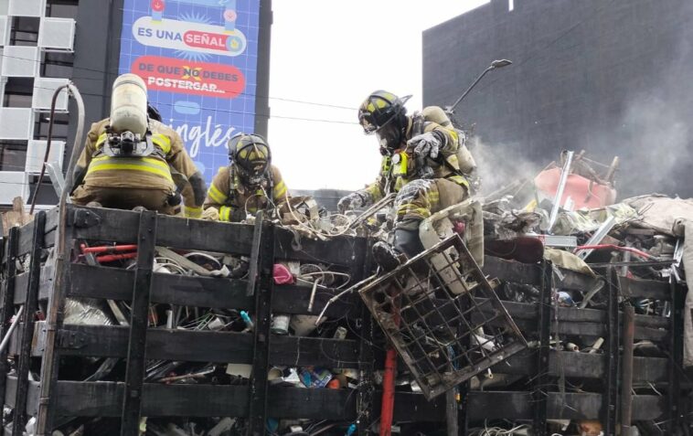 Camión se incendió en plena Avenida Boyacá Durante la tarde de este miércoles los conductores que transitaban por la Avenida Boyacá con Calle 80 se llevaron un gran susto al ver que un camión empezó a incendiarse cuando se encontraba en plena vía. Algunos conductores dieron aviso al chofer del camión, quien de inmediato se detuvo para apagar las llamas que estaban consumiendo el cargamento que transportaba.