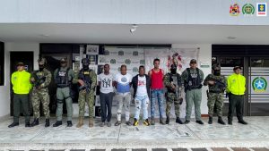 En la foto hay cuatro de los cinco capturados con las manos hacia atrás custodiados por uniformados del Ejército Nacional y Policía Nacional.