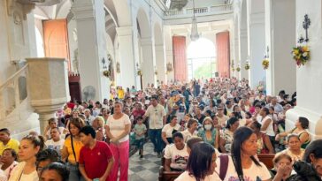 Católicos asisten masivamente a honrar a su patrona Santa Marta
