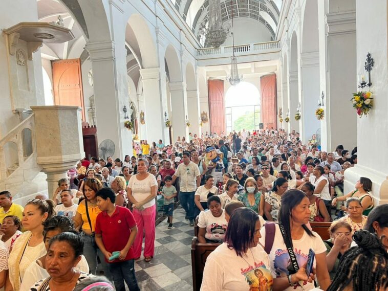 Católicos asisten masivamente a honrar a su patrona Santa Marta