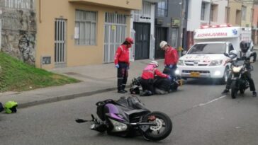 Choque de dos motos en la Paralela dejó un lesionado
