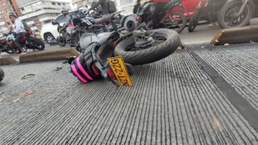 Colapsada la movilidad en Bogotá por trágico accidente de tránsito frente al Movistar Arena Las Secretaría de Tránsito y Movilidad de Bogotá informó un fatal accidente de tránsito frente a la estación de TransMilenio Movistar Arena ubicada a la altura de la la Avenida NQS con Calle 63, sentido norte-sur en la localidad de Barrios Unidos. En el siniestro falleció una motociclista.