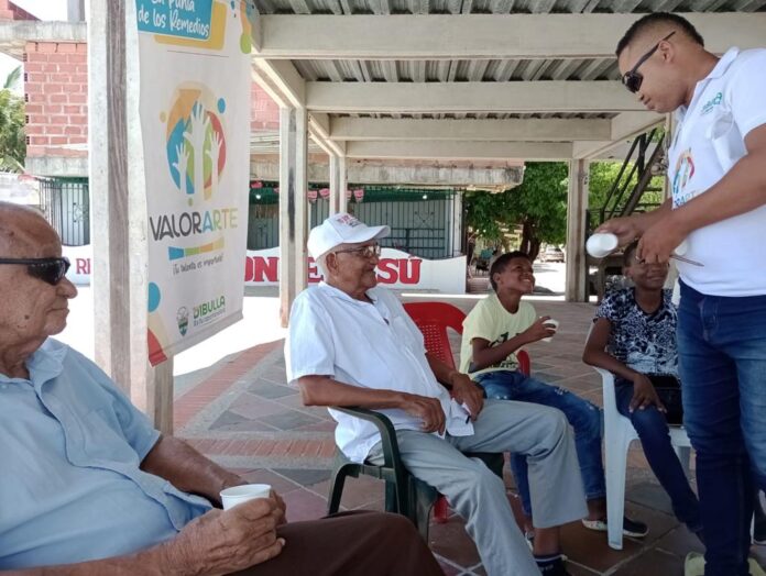 Los adultos jugando con los niños y al mismo tiempo los mayores entregándoles los saberes ancestrales, para hacer memoria en los territorios.