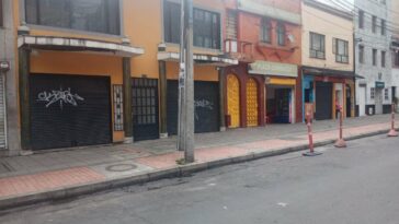 Crimen a bala la playa de Los Mariachis “Lo primero es que por acá nadie le va a contar nada, usted sabe que en la calle mandan el silencio y el miedo. Lo que yo le puedo decir es que eso pasó, más o menos, a las 10:15 de anoche. Yo ya estaba durmiendo y ni siquiera sentí los tiros, ¡con eso le digo todo! Fue mi esposa la que me despertó muy asustada que por un tiroteo que había escuchado. Cuando me asomé ya se estaban llevando al hombre, dicen que le pegaron dos tiros”, le dijo la mañana de ayer a Q'HUBO un vecino de la Calle 55 con Avenida Caracas a propósito de un homicidio ocurrido la noche de este martes.