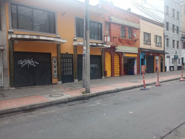 Crimen a bala la playa de Los Mariachis “Lo primero es que por acá nadie le va a contar nada, usted sabe que en la calle mandan el silencio y el miedo. Lo que yo le puedo decir es que eso pasó, más o menos, a las 10:15 de anoche. Yo ya estaba durmiendo y ni siquiera sentí los tiros, ¡con eso le digo todo! Fue mi esposa la que me despertó muy asustada que por un tiroteo que había escuchado. Cuando me asomé ya se estaban llevando al hombre, dicen que le pegaron dos tiros”, le dijo la mañana de ayer a Q'HUBO un vecino de la Calle 55 con Avenida Caracas a propósito de un homicidio ocurrido la noche de este martes.