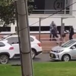 EN VIDEO: Millonario robo al norte de Bogotá En video quedó registrado un nuevo caso de fleteo al norte de Bogotá, en el cual cuatro delincuentes en moto le hurtan a dos ciudadanos un maletín que, al parecer, contenía $48 millones.