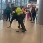 ENVIDEO I ¡Repudiable!  Extranjero golpeó salvajemente a policía en aeropuerto El Dorado