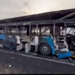 “El bus estaba casi lleno”, quedó en pérdida total y dañó la estación Vipasa en Cali