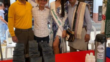 Foto: Juan Camilo, rodeado por el Profesor Yarumo; Isabella Bermúdez, Reina Internacional del Café, y Juan Valdez.