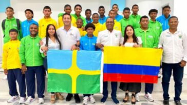 El alcalde, Marlon Amaya Mejía, junto con funcionario de la administración municipal y jugadores, felices despidiendo a la delegación antes de viajar al viejo continente.