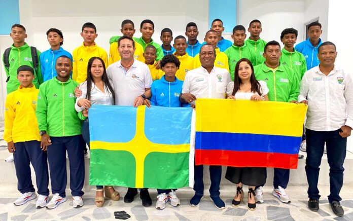 El alcalde, Marlon Amaya Mejía, junto con funcionario de la administración municipal y jugadores, felices despidiendo a la delegación antes de viajar al viejo continente.