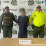 En la fotografía aparece el capturado junto a dos agentes de la Policía Nacional. En la parte superior está un banner de la Policía Nacional