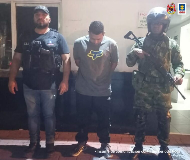 En la fotografía aparece el capturado junto a dos servidores del CTI y a un soldado del ejército.
