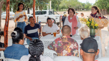 Aspecto de la reunión de la senadora Aida Avella Esquivel quien dialogó con los pobladores y estudiantes.