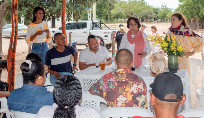 Aspecto de la reunión de la senadora Aida Avella Esquivel quien dialogó con los pobladores y estudiantes.