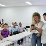 La profe Natalia inscribe su candidatura a la Alcaldía de Montería desde un salón de clases