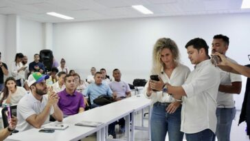 La profe Natalia inscribe su candidatura a la Alcaldía de Montería desde un salón de clases
