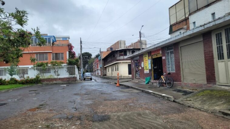 Menor de edad fue encontrado desnudo y golpeado en Ciudad Bolívar En la noche del jueves, día de la independencia de Colombia, un menor de edad fue encontrado desnudo y con múltiples golpes en su cuerpo en una calle del sur de Bogotá. El adolescente fue trasladado a un centro médico, donde ahora se recupera.