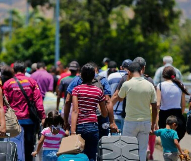 Migrantes venezolanos tienen 800 mil productos financieros