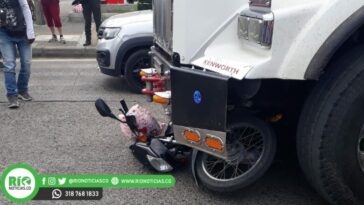 Milagrosamente conductor y parrillero de una moto se salvan en un accidente en Montería