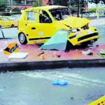 Murió taxista en accidente de tránsito en Los Mártires Antes del mediodía de ayer un grave accidente de tránsito se registró a las afueras del centro comercial Mall Plaza, cuando un conductor de taxi perdió el control de su vehículo y terminó estrellándose contra el separador.