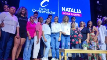 Natalia López Fuentes recibe coaval del Partido Conservador