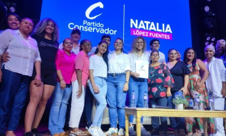 Natalia López Fuentes recibe coaval del Partido Conservador