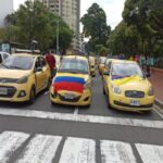 “No nos vamos a mover” y se van a tomar un trago: taxistas de Cali en la CAM por el precio de la gasolina y la app de transporte