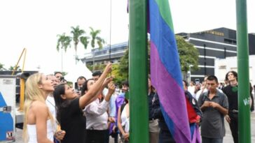 Organizaciones y gobierno de la ciudad izaron la bandera LGBTIQ+