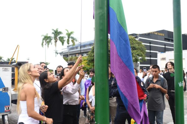 Organizaciones y gobierno de la ciudad izaron la bandera LGBTIQ+