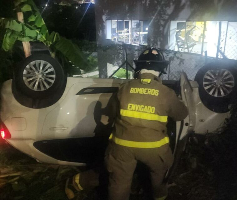 Otro carro cayó desde parqueadero elevado en el área metropolitana de Medellín