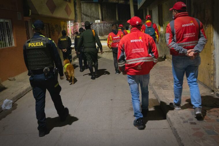 Por pedir una requisa un policía resultó herido tras ser lesionado con arma cortopunzante en 'El Sanber' El ataque con arma cortopunzante contra el policía se dio por el ‘Sanber’, en inmediaciones de la estación de TransMilenio Bicentenario, tras solicitar una requisa a habitantes de calle del sector.