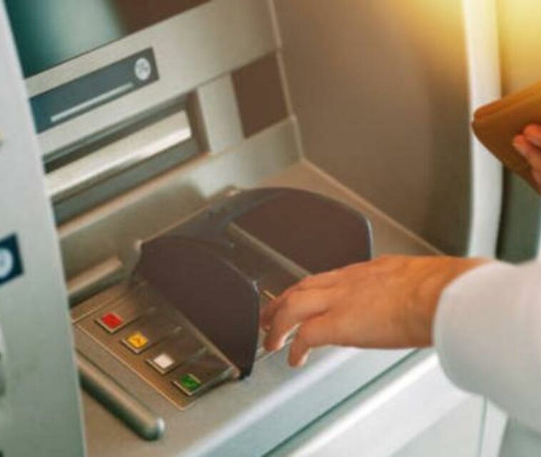 Qué hacer si un cajero automático no le entrega su dinero completo