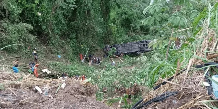 Recuperaron 9 cadáveres del bus que cayó a un abismo en Santander En la tarde de este sábado la Policía de Santander confirmó que en el lugar del accidente del bus ocurrido en la madrugada fueron recuperados nueve cuerpos.