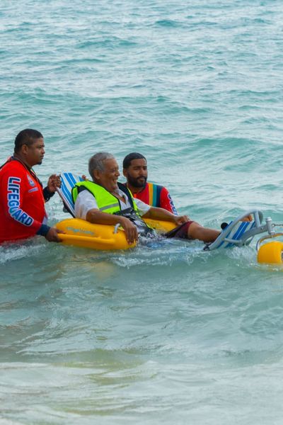 Secretaría de Turismo promueve el servicio de silla anfibia para residentes y turistas con movilidad reducida para ingresar al mar 