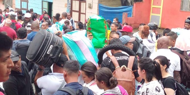 Trabajadores sandoneños regresaron a casa tras permitirse trasbordo en medio del bloqueo en Altaquer