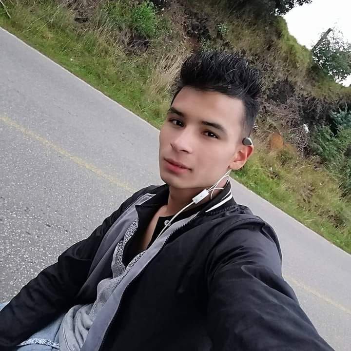 Un joven falleció en medio de riña en La Calera El joven de 24 años murió luego de recibir un grave ataque con arma blanca a manos de otro joven que, al parecer, se encontraba departiendo en el mismo establecimiento comercial.