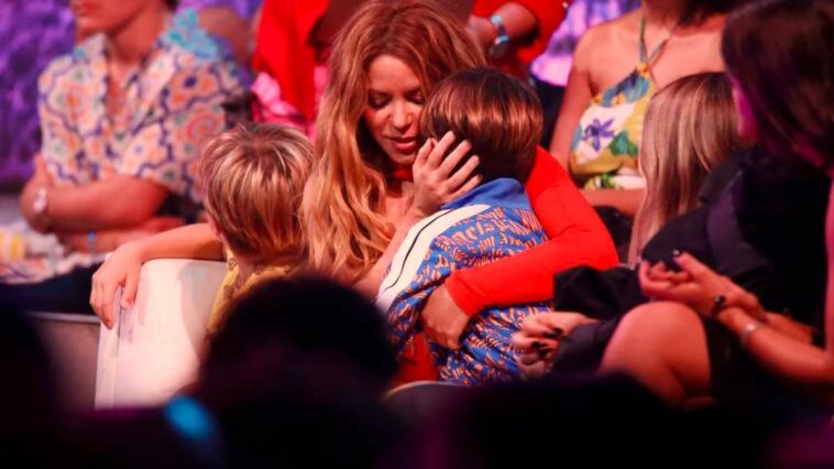 VIDEO: El tierno gesto de Sasha con Shakira que conmovió a todos en los Premios Juventud 2023