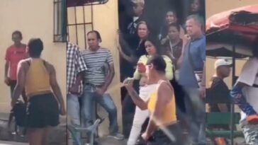 Video: mujer se enfrenta a cuchillo con un hombre en el Centro de Barranquilla
