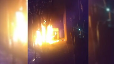 Video. ¡Le prendieron fuego! Comunidad quemó la casa de hombre señalado de apuñalar a niña de 14 en Cocorná