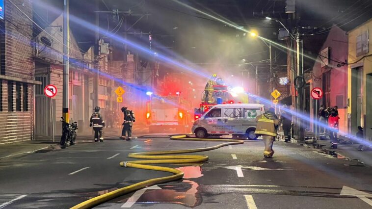 ¡Con 24 bomberos y 6 máquinas! Controlaron incendio en bodega de Barrio Colombia