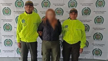 ¡No la dejaron ni entrar! Mujer acusada de estafa es capturada ingresando a Colombia