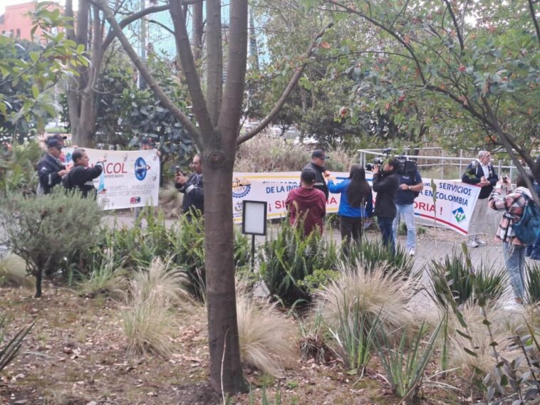 A esta hora se registra un plantón en la Av. El Dorado que complica la movilidad en la zona A esta hora, los trabajadores del Sistema Integrado de Transporte Público se encuentran manifestando en la Av. El Dorado con el fin de exigir garantías laborales.